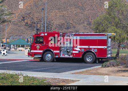 Lago Elsinore CA, USA - 25 febbraio 2025: Camion dei vigili del fuoco della contea di Red Riverside in risposta a un'emergenza in un parco pubblico Foto Stock
