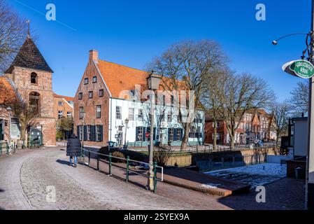 La città di Greetsiel, il comune di Krummhörn, la chiesa storica di Greetsiel, la chiesa protestante riformata, la luice, ristorante e hotel Hohes Haus, est Foto Stock