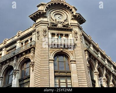 Città del Messico, Messico - 6 settembre 2023: L'edificio la Mexicana sul passaggio pedonale Madero, icona del centro storico di CDMX Foto Stock