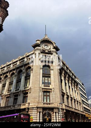 Città del Messico, Messico - 6 settembre 2023: L'edificio la Mexicana sul passaggio pedonale Madero, icona del centro storico di CDMX Foto Stock