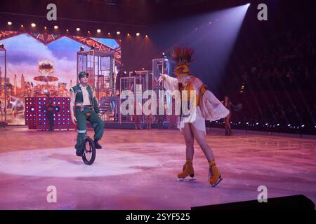 Feel the City Beat - HORIZONS - VACANZA SUL GHIACCIO Berlin Premiere im Tempodrom am 28.02.2025. VACANZE SUL GHIACCIO - Berlin Premiere *** Scoprite la VACANZA City Beat HORIZONS SUL GHIACCIO Berlin Premiere al Tempodrom il 28 02 2025 HOLIDAY ON ICE Berlin Premiere Foto Stock