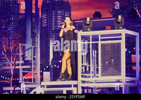 Sarah Engels - Showhighlight bei Feel the City Beat - HORIZONS - VACANZA SUL GHIACCIO Berlin Premiere im Tempodrom AM 28.02.2025. HOLIDAY ON ICE - Berlin Premiere *** Sarah Engels show highlight presso Feel the City Beat HORIZONS HOLIDAY ON ICE Berlin Premiere al Tempodrom il 28 02 2025 HOLIDAY ON ICE Berlin Premiere Foto Stock