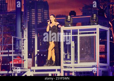 Sarah Engels - Showhighlight bei Feel the City Beat - HORIZONS - VACANZA SUL GHIACCIO Berlin Premiere im Tempodrom AM 28.02.2025. HOLIDAY ON ICE - Berlin Premiere *** Sarah Engels show highlight presso Feel the City Beat HORIZONS HOLIDAY ON ICE Berlin Premiere al Tempodrom il 28 02 2025 HOLIDAY ON ICE Berlin Premiere Foto Stock