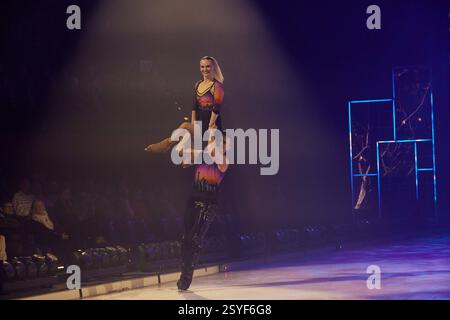 Feel the City Beat - HORIZONS - VACANZA SUL GHIACCIO Berlin Premiere im Tempodrom am 28.02.2025. VACANZE SUL GHIACCIO - Berlin Premiere *** Scoprite la VACANZA City Beat HORIZONS SUL GHIACCIO Berlin Premiere al Tempodrom il 28 02 2025 HOLIDAY ON ICE Berlin Premiere Foto Stock