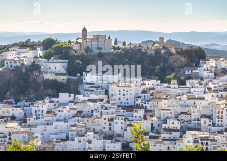 Casares in Andalusia, Spagna, Europa. Villaggio imbiancato accoccolato su una collina, affacciato su una catena montuosa. Una pittoresca scena di tradizione Foto Stock