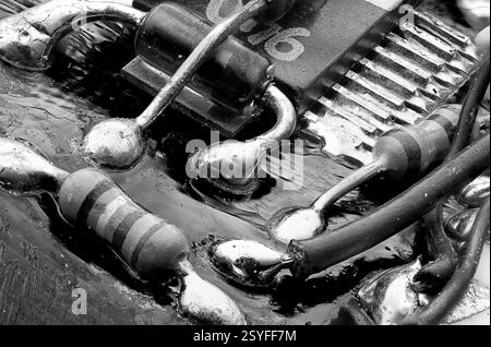 Immagine macro fotografica di una scheda a circuito stampato che mostra collegamenti a saldare, resistori e chip ic. Foto Stock