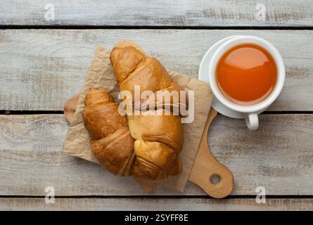 Croissant francesi dorati appena sfornati. Deliziosi croissant dolci. tradizionale pasticceria francese fatta in casa a colazione. Croissant per puf Foto Stock