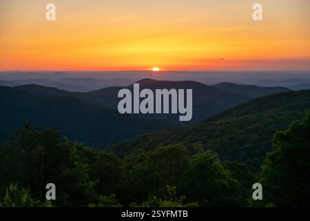 Il sole sorge su Horizon dietro le montagne Shenandoah in estate Foto Stock