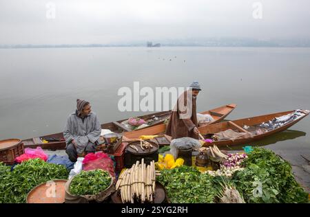 Srinagar, Kashmir controllato dagli indiani. 28 febbraio 2025. I venditori vendono verdure sulle rive del lago dal nella città di Srinagar, la capitale estiva del Kashmir controllato dagli indiani, 28 febbraio 2025. Crediti: Javed Dar/Xinhua/Alamy Live News Foto Stock