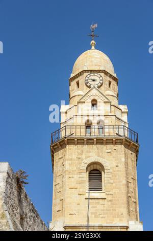 La torre campanaria dell'Abbazia di Hagia Maria Sion, nota anche come Abbazia della Dormizione di Santa Maria, sul Monte Sion nella città vecchia di Gerusalemme, Israele. Foto Stock