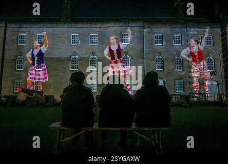 26 febbraio 2025 Berwick upon Tweed, Northumberland, Inghilterra Berwick Parade utilizza proiezioni su scala gigante su tre pareti della Berwick Barracks, mentre più di 850 membri della variegata comunità della città marciano intorno alla piazza in un'esperienza coinvolgente, con ballerini tradizionali delle Highlands, Riders of the Bounds (e i loro cavalli), lavoratori del porto e una classe Pilates. Questo spettacolare spettacolo all'aperto si svolgerà da venerdì 28 febbraio a domenica 2 marzo 2025. Berwick Parade è stata commissionata dal Maltings (Berwick) Trust per conto di Create Berwick, un supp di iniziativa quinquennale Foto Stock