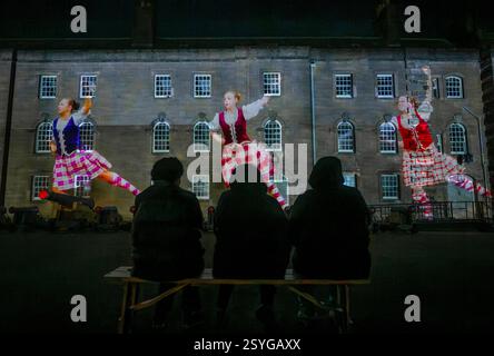 26 febbraio 2025 Berwick upon Tweed, Northumberland, Inghilterra Berwick Parade utilizza proiezioni su scala gigante su tre pareti della Berwick Barracks, mentre più di 850 membri della variegata comunità della città marciano intorno alla piazza in un'esperienza coinvolgente, con ballerini tradizionali delle Highlands, Riders of the Bounds (e i loro cavalli), lavoratori del porto e una classe Pilates. Questo spettacolare spettacolo all'aperto si svolgerà da venerdì 28 febbraio a domenica 2 marzo 2025. Berwick Parade è stata commissionata dal Maltings (Berwick) Trust per conto di Create Berwick, un supp di iniziativa quinquennale Foto Stock