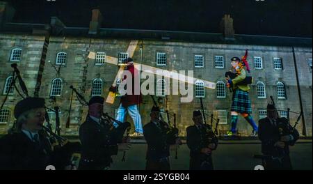 26 febbraio 2025 Berwick upon Tweed, Northumberland, Inghilterra Berwick Parade utilizza proiezioni su scala gigante su tre pareti della Berwick Barracks, mentre più di 850 membri della variegata comunità della città marciano intorno alla piazza in un'esperienza coinvolgente, con ballerini tradizionali delle Highlands, Riders of the Bounds (e i loro cavalli), lavoratori del porto e una classe Pilates. Questo spettacolare spettacolo all'aperto si svolgerà da venerdì 28 febbraio a domenica 2 marzo 2025. Berwick Parade è stata commissionata dal Maltings (Berwick) Trust per conto di Create Berwick, un supp di iniziativa quinquennale Foto Stock