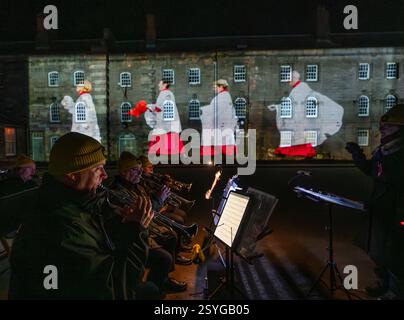 26 febbraio 2025 Berwick upon Tweed, Northumberland, Inghilterra Berwick Parade utilizza proiezioni su scala gigante su tre pareti della Berwick Barracks, mentre più di 850 membri della variegata comunità della città marciano intorno alla piazza in un'esperienza coinvolgente, con ballerini tradizionali delle Highlands, Riders of the Bounds (e i loro cavalli), lavoratori del porto e una classe Pilates. Questo spettacolare spettacolo all'aperto si svolgerà da venerdì 28 febbraio a domenica 2 marzo 2025. Berwick Parade è stata commissionata dal Maltings (Berwick) Trust per conto di Create Berwick, un supp di iniziativa quinquennale Foto Stock