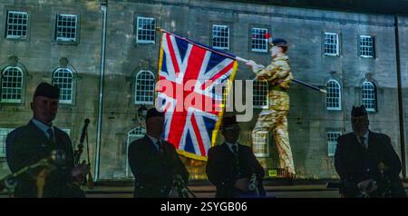 26 febbraio 2025 Berwick upon Tweed, Northumberland, Inghilterra Berwick Parade utilizza proiezioni su scala gigante su tre pareti della Berwick Barracks, mentre più di 850 membri della variegata comunità della città marciano intorno alla piazza in un'esperienza coinvolgente, con ballerini tradizionali delle Highlands, Riders of the Bounds (e i loro cavalli), lavoratori del porto e una classe Pilates. Questo spettacolare spettacolo all'aperto si svolgerà da venerdì 28 febbraio a domenica 2 marzo 2025. Berwick Parade è stata commissionata dal Maltings (Berwick) Trust per conto di Create Berwick, un supp di iniziativa quinquennale Foto Stock