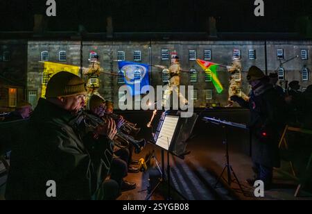 26 febbraio 2025 Berwick upon Tweed, Northumberland, Inghilterra Berwick Parade utilizza proiezioni su scala gigante su tre pareti della Berwick Barracks, mentre più di 850 membri della variegata comunità della città marciano intorno alla piazza in un'esperienza coinvolgente, con ballerini tradizionali delle Highlands, Riders of the Bounds (e i loro cavalli), lavoratori del porto e una classe Pilates. Questo spettacolare spettacolo all'aperto si svolgerà da venerdì 28 febbraio a domenica 2 marzo 2025. Berwick Parade è stata commissionata dal Maltings (Berwick) Trust per conto di Create Berwick, un supp di iniziativa quinquennale Foto Stock