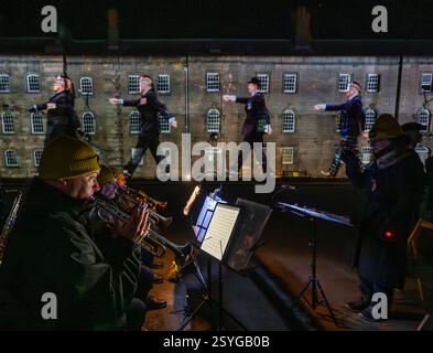 26 febbraio 2025 Berwick upon Tweed, Northumberland, Inghilterra Berwick Parade utilizza proiezioni su scala gigante su tre pareti della Berwick Barracks, mentre più di 850 membri della variegata comunità della città marciano intorno alla piazza in un'esperienza coinvolgente, con ballerini tradizionali delle Highlands, Riders of the Bounds (e i loro cavalli), lavoratori del porto e una classe Pilates. Questo spettacolare spettacolo all'aperto si svolgerà da venerdì 28 febbraio a domenica 2 marzo 2025. Berwick Parade è stata commissionata dal Maltings (Berwick) Trust per conto di Create Berwick, un supp di iniziativa quinquennale Foto Stock