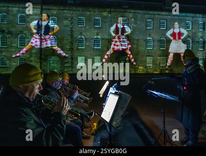 26 febbraio 2025 Berwick upon Tweed, Northumberland, Inghilterra Berwick Parade utilizza proiezioni su scala gigante su tre pareti della Berwick Barracks, mentre più di 850 membri della variegata comunità della città marciano intorno alla piazza in un'esperienza coinvolgente, con ballerini tradizionali delle Highlands, Riders of the Bounds (e i loro cavalli), lavoratori del porto e una classe Pilates. Questo spettacolare spettacolo all'aperto si svolgerà da venerdì 28 febbraio a domenica 2 marzo 2025. Berwick Parade è stata commissionata dal Maltings (Berwick) Trust per conto di Create Berwick, un supp di iniziativa quinquennale Foto Stock