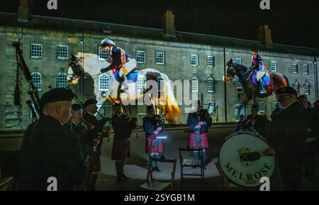 26 febbraio 2025 Berwick upon Tweed, Northumberland, Inghilterra Berwick Parade utilizza proiezioni su scala gigante su tre pareti della Berwick Barracks, mentre più di 850 membri della variegata comunità della città marciano intorno alla piazza in un'esperienza coinvolgente, con ballerini tradizionali delle Highlands, Riders of the Bounds (e i loro cavalli), lavoratori del porto e una classe Pilates. Questo spettacolare spettacolo all'aperto si svolgerà da venerdì 28 febbraio a domenica 2 marzo 2025. Berwick Parade è stata commissionata dal Maltings (Berwick) Trust per conto di Create Berwick, un supp di iniziativa quinquennale Foto Stock