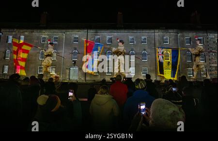 26 febbraio 2025 Berwick upon Tweed, Northumberland, Inghilterra Berwick Parade utilizza proiezioni su scala gigante su tre pareti della Berwick Barracks, mentre più di 850 membri della variegata comunità della città marciano intorno alla piazza in un'esperienza coinvolgente, con ballerini tradizionali delle Highlands, Riders of the Bounds (e i loro cavalli), lavoratori del porto e una classe Pilates. Questo spettacolare spettacolo all'aperto si svolgerà da venerdì 28 febbraio a domenica 2 marzo 2025. Berwick Parade è stata commissionata dal Maltings (Berwick) Trust per conto di Create Berwick, un supp di iniziativa quinquennale Foto Stock