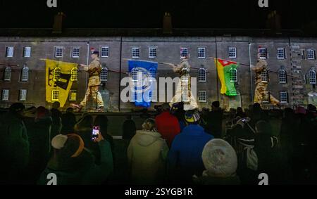 26 febbraio 2025 Berwick upon Tweed, Northumberland, Inghilterra Berwick Parade utilizza proiezioni su scala gigante su tre pareti della Berwick Barracks, mentre più di 850 membri della variegata comunità della città marciano intorno alla piazza in un'esperienza coinvolgente, con ballerini tradizionali delle Highlands, Riders of the Bounds (e i loro cavalli), lavoratori del porto e una classe Pilates. Questo spettacolare spettacolo all'aperto si svolgerà da venerdì 28 febbraio a domenica 2 marzo 2025. Berwick Parade è stata commissionata dal Maltings (Berwick) Trust per conto di Create Berwick, un supp di iniziativa quinquennale Foto Stock