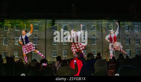 26 febbraio 2025 Berwick upon Tweed, Northumberland, Inghilterra Berwick Parade utilizza proiezioni su scala gigante su tre pareti della Berwick Barracks, mentre più di 850 membri della variegata comunità della città marciano intorno alla piazza in un'esperienza coinvolgente, con ballerini tradizionali delle Highlands, Riders of the Bounds (e i loro cavalli), lavoratori del porto e una classe Pilates. Questo spettacolare spettacolo all'aperto si svolgerà da venerdì 28 febbraio a domenica 2 marzo 2025. Berwick Parade è stata commissionata dal Maltings (Berwick) Trust per conto di Create Berwick, un supp di iniziativa quinquennale Foto Stock