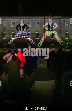 26 febbraio 2025 Berwick upon Tweed, Northumberland, Inghilterra Berwick Parade utilizza proiezioni su scala gigante su tre pareti della Berwick Barracks, mentre più di 850 membri della variegata comunità della città marciano intorno alla piazza in un'esperienza coinvolgente, con ballerini tradizionali delle Highlands, Riders of the Bounds (e i loro cavalli), lavoratori del porto e una classe Pilates. Questo spettacolare spettacolo all'aperto si svolgerà da venerdì 28 febbraio a domenica 2 marzo 2025. Berwick Parade è stata commissionata dal Maltings (Berwick) Trust per conto di Create Berwick, un supp di iniziativa quinquennale Foto Stock