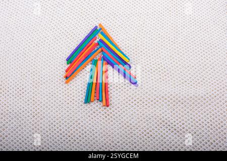albero fatto di piccola stıcks colorata su tessuto Foto Stock