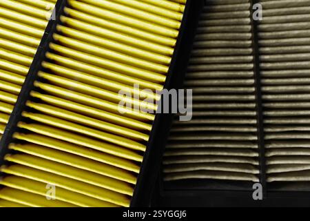 Primo piano dei filtri dell'aria del motore al contrario , confronto tra il nuovo filtro dell'aria e il filtro dell'aria usato , concetto di riparazione dell'auto Foto Stock