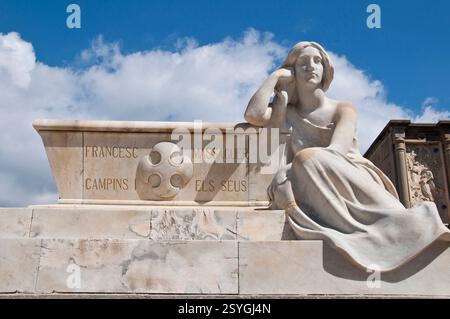 Arte funeraria in stile modernista nel famoso cimitero cattolico sul mare, Arenys de Mar, Maresme Coast, Barcellona, Spagna Foto Stock