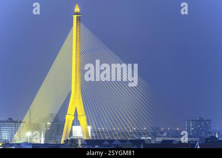 Il ponte illuminato Rama VIII sul Mae Nam Chao Praya, Bangkok, Thailandia, Asia Foto Stock