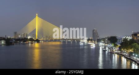 Il ponte illuminato Rama VIII sul Mae Nam Chao Praya, Bangkok, Thailandia, Asia Foto Stock