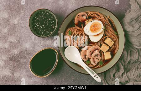 Zuppa di soba asiatica, con funghi e uova, formaggio, semi di sesamo, fatti in casa, nessuno Foto Stock