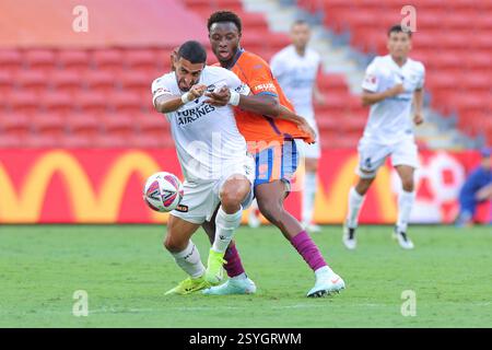 Brisbane, Australia. 1 marzo 2025. Brisbane, Australia, 1 marzo 2025: Hosine bility (15 Brisbane) e Nikos Vergos (9 Melbourne) combattono per la palla (duello) durante l'Isuzu Ute A League match tra Brisbane Roar e Melbourne Victory FC al Suncorp Stadium di Brisbane, Australia Matthew Starling (Promediapix/SPP) credito: SPP Sport Press Photo. /Alamy Live News Foto Stock