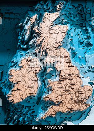 Mappa in legno del Regno Unito e dell'Irlanda sul muro. Terrazze in compensato, taglio laser. Foto Stock