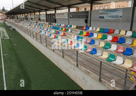 Tribune vuote del campo di calcio municipale di muro de Alcoy Foto Stock