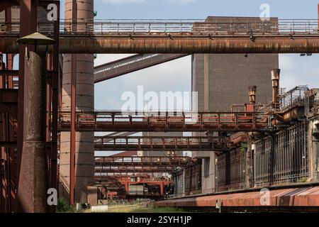 Essen, Renania settentrionale-Vestfalia, Germania - 16 luglio 2021: Parti ruvide della cokeria nel patrimonio mondiale dell'UNESCO Zeche Zollverein Foto Stock
