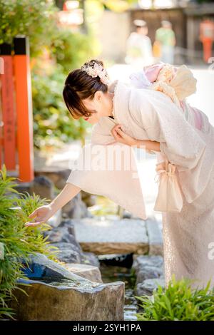 Donna che indossa Kimono a Kyoto, in Giappone. Sfondo tradizionale giapponese. Foto Stock