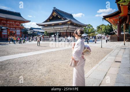 Donna che indossa Kimono a Kyoto, in Giappone. Sfondo tradizionale giapponese. Foto Stock