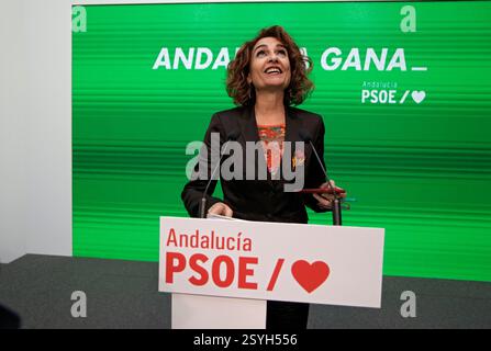 Siviglia, 14/02/2025. Il segretario generale del PSOE-A, María Jesús Montero, organizza una conferenza stampa insieme al segretario generale del CCOO-A, Nuria López, dopo aver tenuto una riunione di lavoro presso la sede del PSOE dell'Andalusia. Foto: Juan Flores. SEGN. ARCHSEV. Crediti: Album / Archivo ABC / Juan Flores Foto Stock