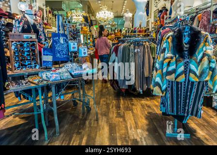 San Francisco, CA, USA, Vista ad angolo ampio, All'interno di un negozio locale di abbigliamento vintage su Fillmore Street (Pacific Heights) Adolescenti che sfogliano abiti usati Foto Stock