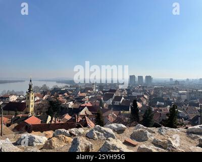 Una vista panoramica di una città europea annidata lungo le rive di un ampio fiume. Foto Stock
