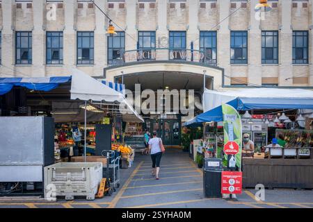 Montreal, Quebec, Canada - 24 agosto 2021: Mercato di Atwater (Marché Atwater), un mercato situato nella zona Saint-Henri di Montreal, aperto nel 1933 Foto Stock