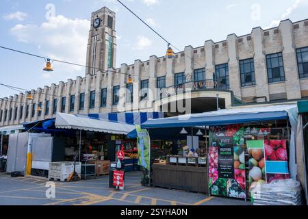 Montreal, Quebec, Canada - 24 agosto 2021: Mercato di Atwater (Marché Atwater), un mercato situato nella zona Saint-Henri di Montreal, aperto nel 1933 Foto Stock