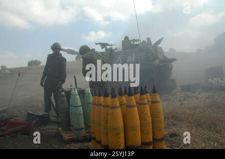 GALILEA SETTENTRIONALE - ISRAELE, 15 LUGLIO 2006. L'obice semovente israeliano M109 sparava proiettili da 155 mm nelle posizioni di Hezbollah in Libano dal nord della Galilea durante la guerra israelo-Hezbollah Foto Stock