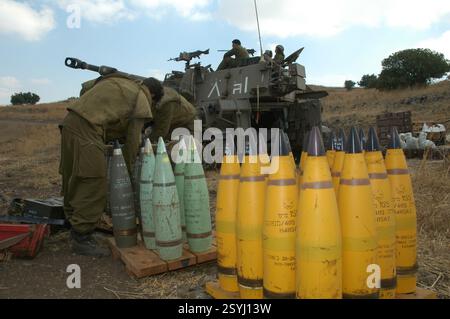 GALILEA SETTENTRIONALE - ISRAELE, 15 LUGLIO 2006. L'obice semovente israeliano M109 sparava proiettili da 155 mm nelle posizioni di Hezbollah in Libano dal nord della Galilea durante la guerra israelo-Hezbollah Foto Stock