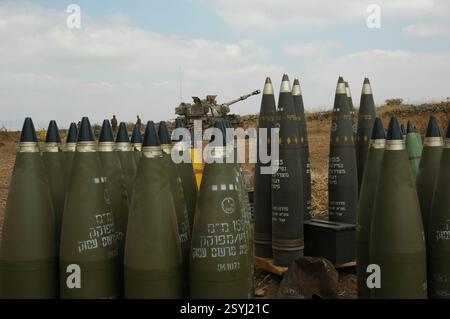 GALILEA SETTENTRIONALE - ISRAELE, 15 LUGLIO 2006. M483A1 munizioni a grappolo consegnate dall'artiglieria DPICM utilizzate dall'unità di artiglieria israeliana durante la guerra israeliana con Hezbollah in Libano Foto Stock