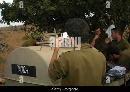 GALILEA SETTENTRIONALE - ISRAELE, 15 LUGLIO 2006. I soldati israeliani si lavano vicino al confine con il Libano durante la guerra israelo-Hezbollah Foto Stock