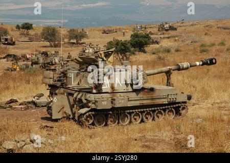 GALILEA SETTENTRIONALE - ISRAELE, 15 LUGLIO 2006. Unità di artiglieria semovente israeliana M109 con obici schierata nel nord della galilea durante la guerra israeliana-Hezbollah Foto Stock