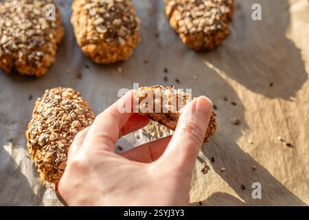 Una corretta alimentazione sana. Cuocere i panini di grano con farina d'avena, lino, girasole e semi di sesamo. Foto Stock